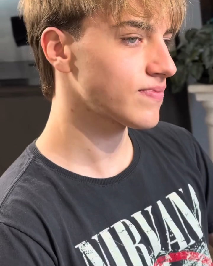 Corte loiro com franja, visto de perfil