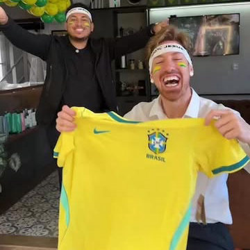 Equipe comemorando com a camisa do Brasil no salão