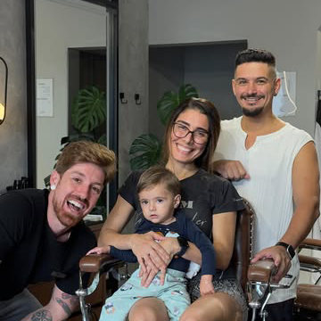 Família reunida na cadeira da barbearia